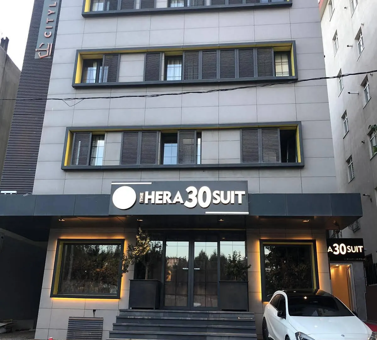 The Hera 30 Suit Κωνσταντινούπολη